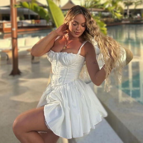 Vestido corto con corsé de encaje