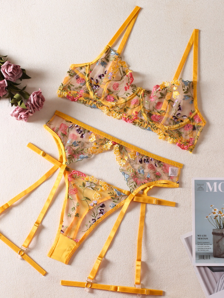 Conjunto de lencería floral con liguero y tanga